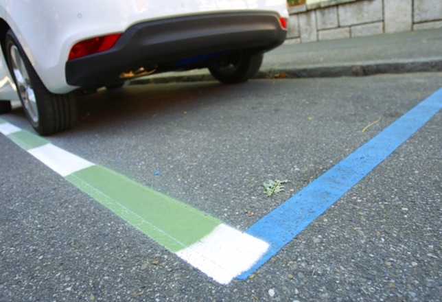 vehiculo-hibrido-estacionar-estacionamiento-zona-azul-Alkiza