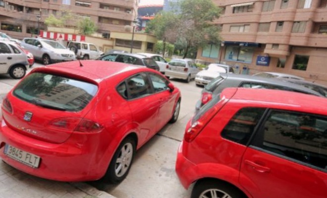 vehiculo-hibrido-costar-parking-verde-Regueras de Arriba