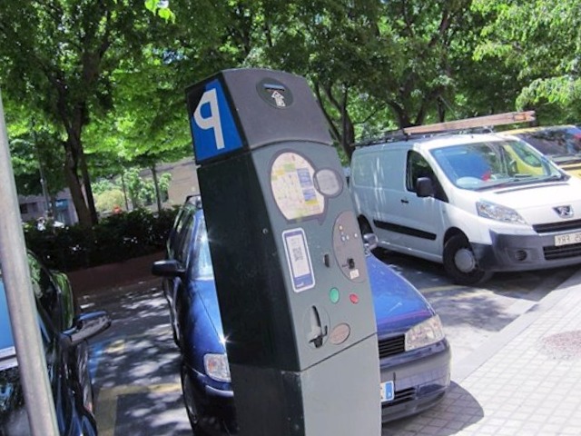 coche-electrico-aparcar-parking-azul-Mungia